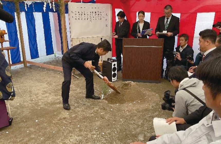 施工業者による鋤入れの様子